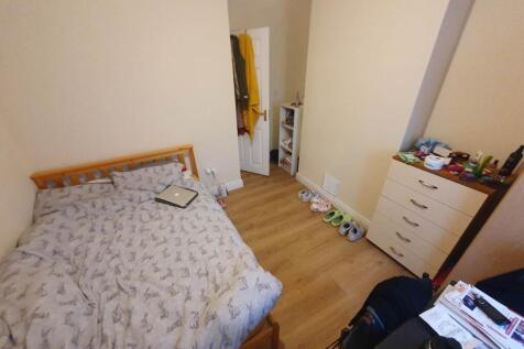 First floor rear bed