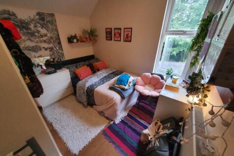 First floor rear bed