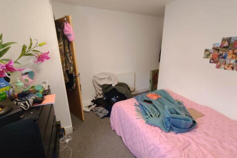 First floor rear bed