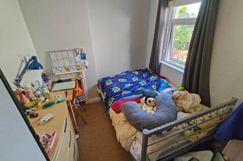 First floor rear bed