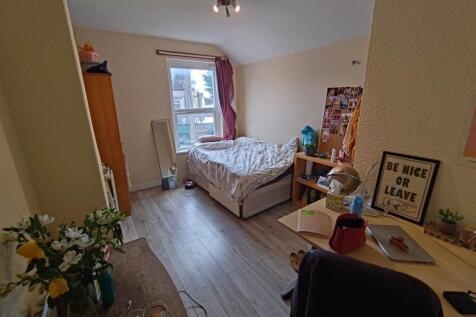 First floor rear bed