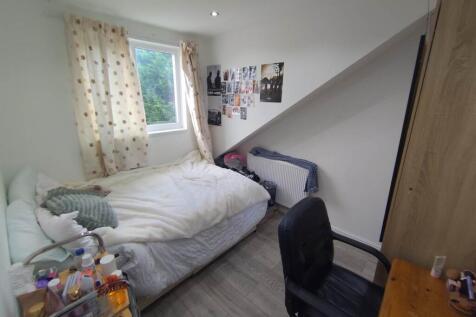 Attic rear bedroom (