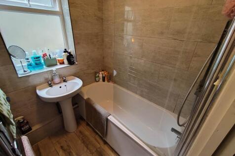 Ground floor bathroo