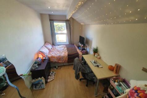 First floor rear bed