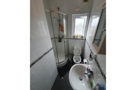 Second Floor Bathroo