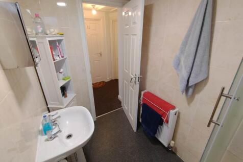 Second floor bathroo