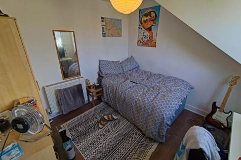 Attic rear bedroom (