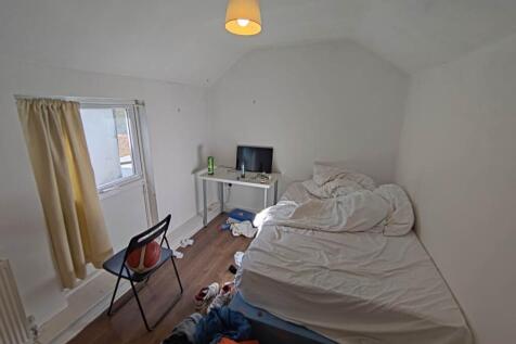 First floor rear bed