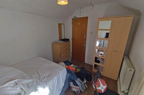 First floor rear bed