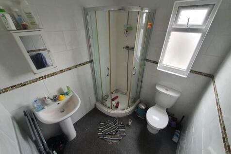 Second Floor Bathroo