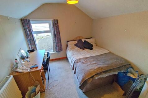 First floor rear bed