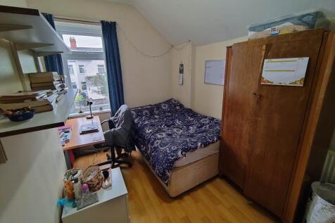 First floor rear bed