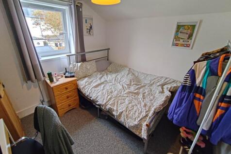 First floor rear bed
