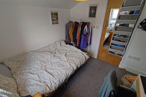 First floor rear bed