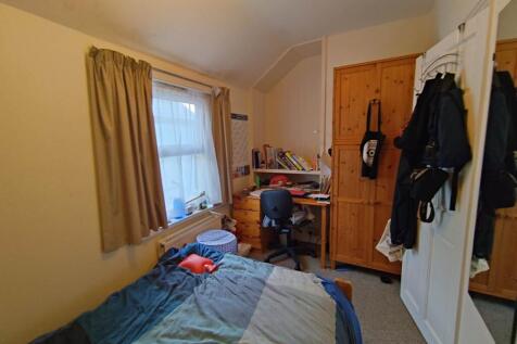 First floor rear bed