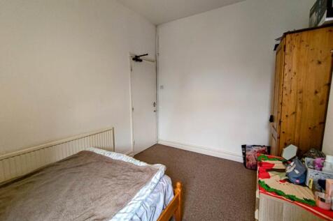 Bedroom 1 (2)