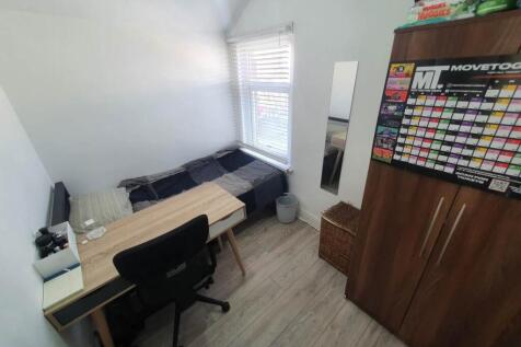 First floor rear bed