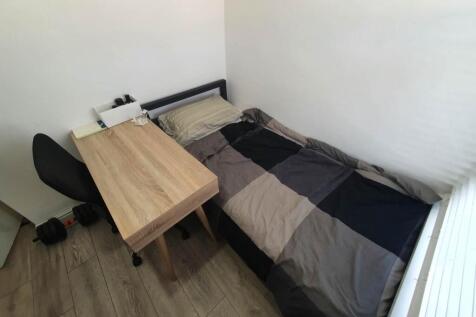 First floor rear bed