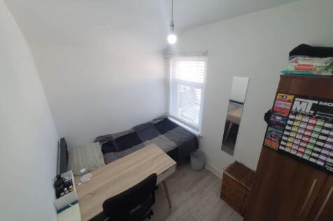 First floor rear bed