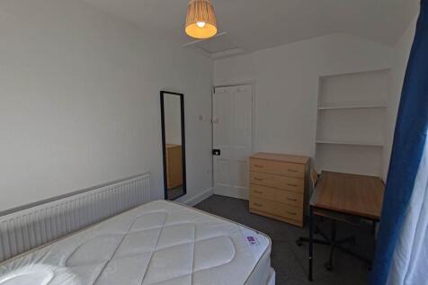 First floor rear bed