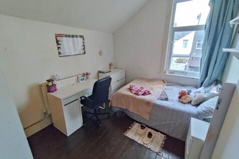 First floor rear bed