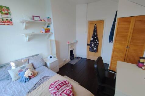 First floor rear bed