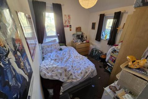 First floor rear bed