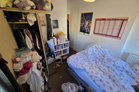 First floor rear bed