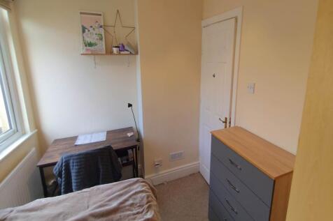 First floor rear bed