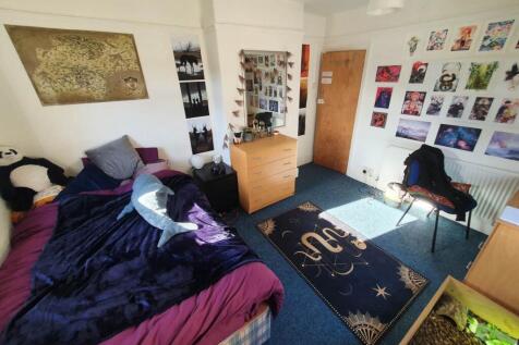 First floor rear bed