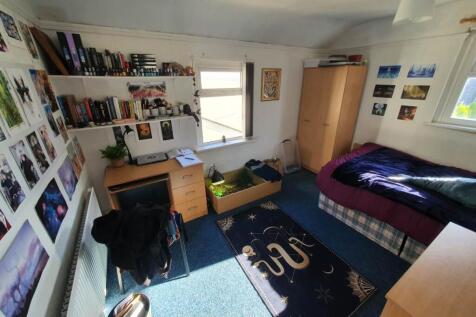 First floor rear bed