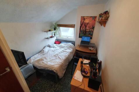 First floor rear bed