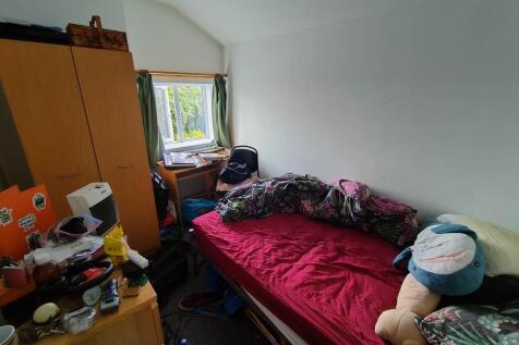 First floor rear bed