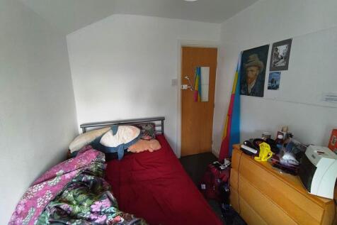 First floor rear bed