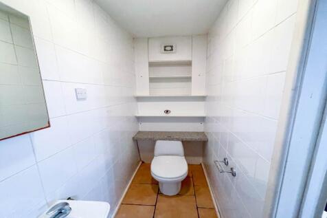 Ensuite bathroom (1)