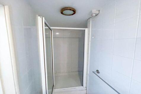 Ensuite bathroom (2)