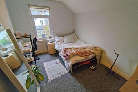 First floor rear bed