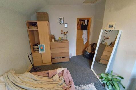 First floor rear bed