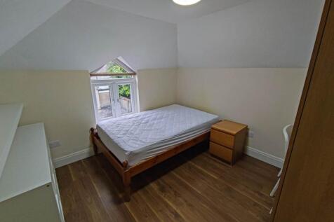 First floor rear bed