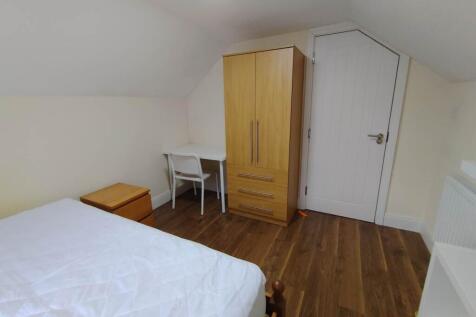 First floor rear bed