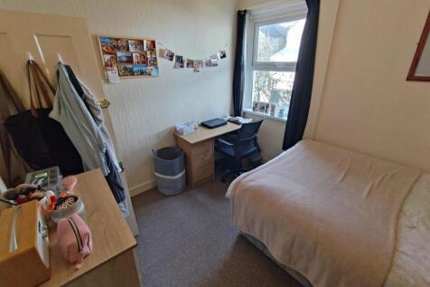 First floor rear bed