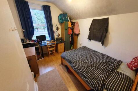 First floor rear bed