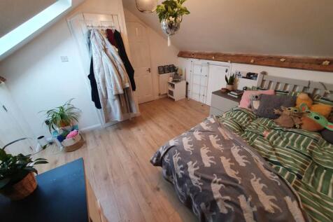 Top floor bedroom (2