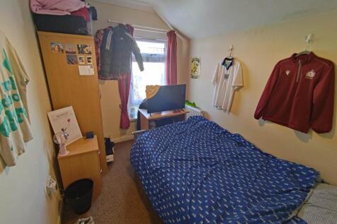 First floor rear bed