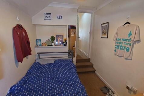 First floor rear bed