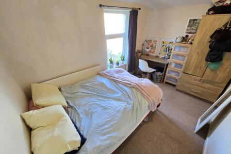 First floor rear bed