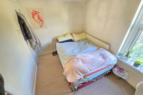 First floor rear bed