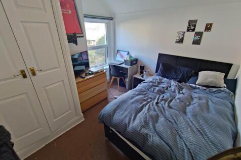 First floor rear bed