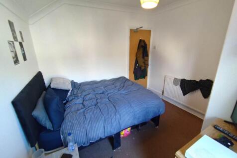 First floor rear bed