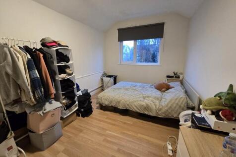 First floor rear bed